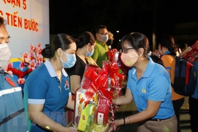Liên đoàn Lao động TP Hồ Chí Minh trao tặng quà Tết cho người lao động có hoàn cảnh khó khăn trong Chương trình "Tết Sum vầy" năm 2020. (Ảnh: TTXVN)