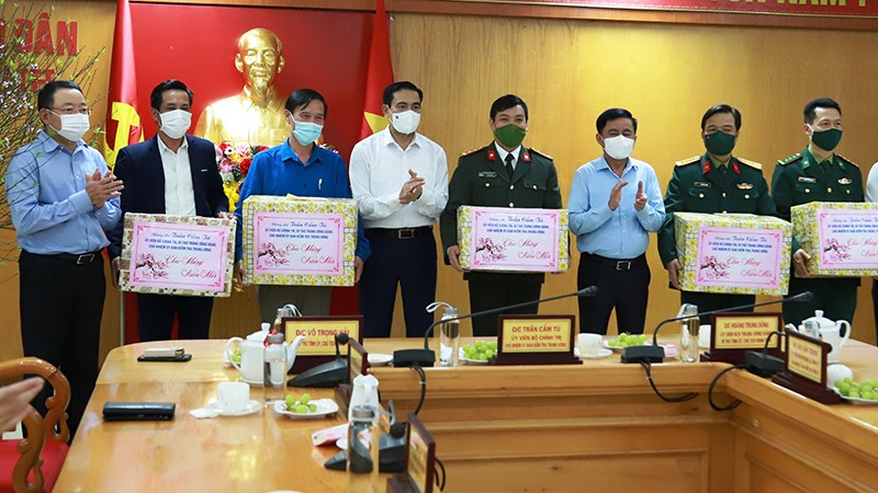 Đồng chí Trần Cẩm Tú và đại điện lãnh đạo tỉnh Hà Tĩnh tặng quà cho lực lượng tuyến đầu chống dịch Covid-19 ở Hà Tĩnh.