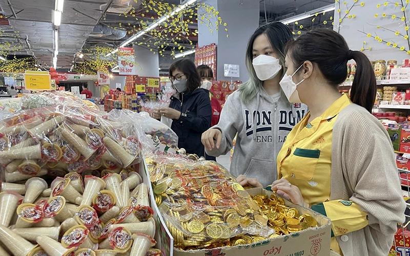 Người dân mua bánh kẹo Tết tại siêu thị Winmart Royal city (Hà Nội).