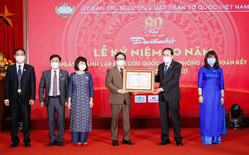 Đồng chí Trần Thanh Mẫn trao Bằng khen của Thủ tướng Chính phủ tặng tập thể người làm Báo Đại Đoàn Kết.