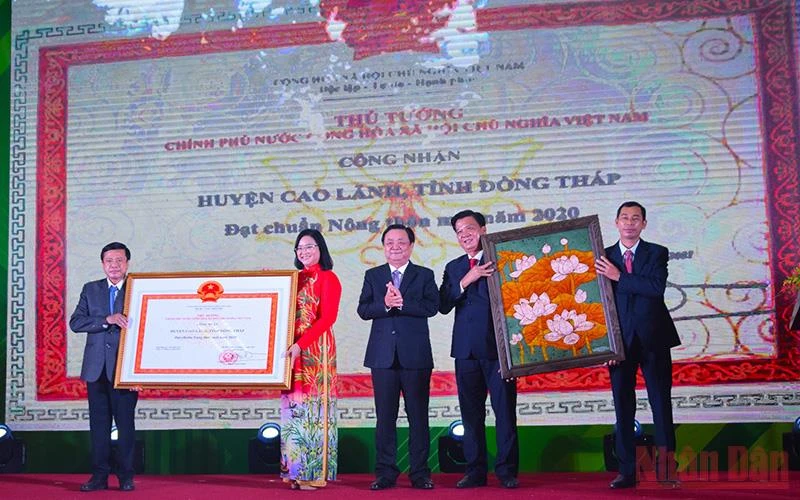 Bộ trưởng Nông nghiệp và Phát triển nông thôn Lê Minh Hoan trao Quyết định công nhận đạt chuẩn nông thôn mới cho huyện Cao Lãnh.