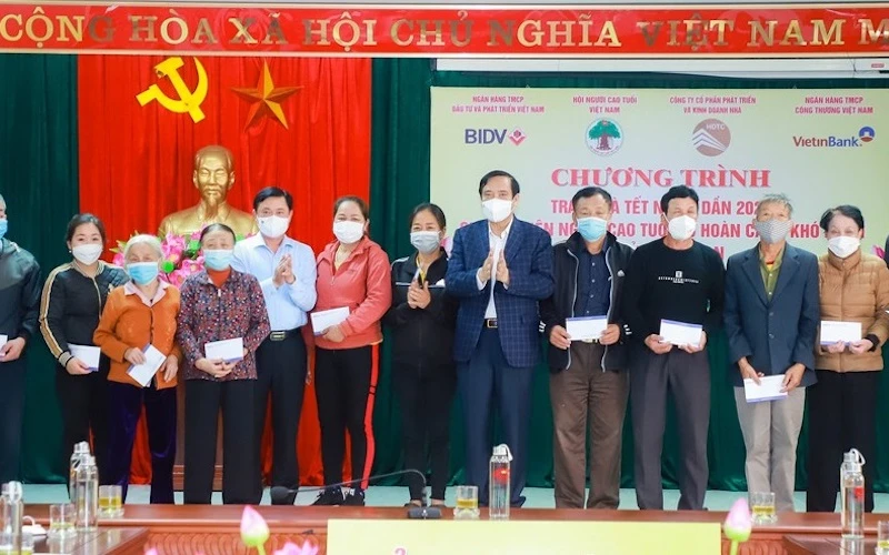 Chủ tịch Hội Người cao tuổi Việt Nam và Bí thư Tỉnh ủy Nghệ An trao tặng quà cho hội viên người cao tuổi trên địa bàn thành phố Vinh có hoàn cảnh khó khăn. (Ảnh: Thành Duy)