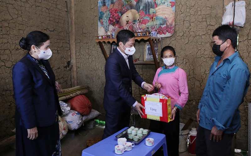 Trưởng Ban Kinh tế trung ương thăm tặng quà gia đình có hoàn cảnh khó khăn tại thành phố Lai Châu.