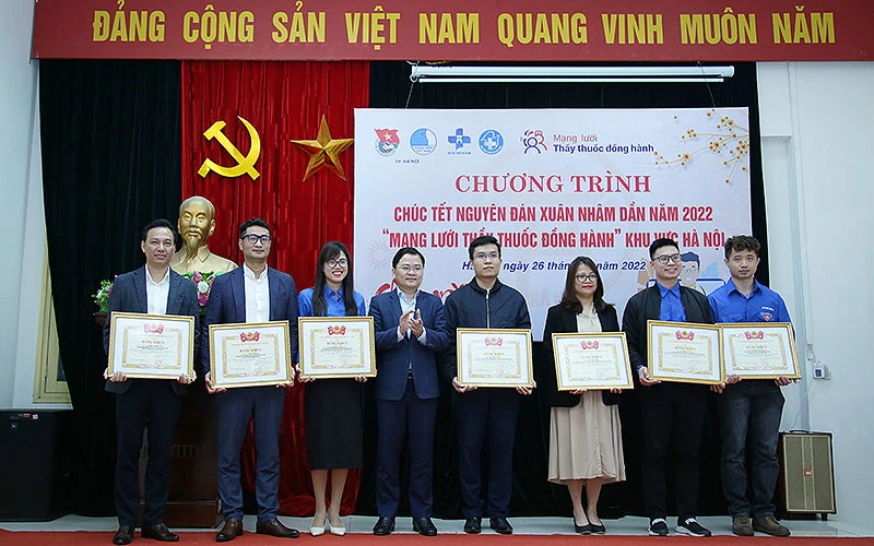 Đồng chí Nguyễn Anh Tuấn (thứ 5 từ phải qua) trao Bằng khen tặng các thành viên tiêu biểu của Ban Điều hành Mạng lưới “Thầy thuốc trẻ đồng hành” khu vực Hà Nội.