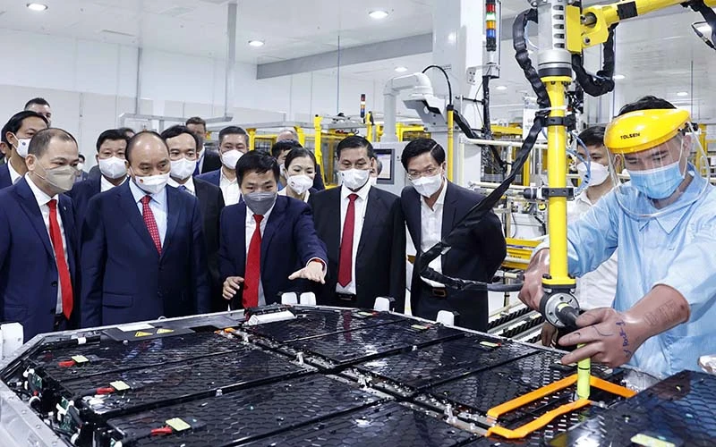 Chủ tịch nước Nguyễn Xuân Phúc tham quan Nhà máy sản xuất ôtô Vinfast. (Ảnh: TTXVN)