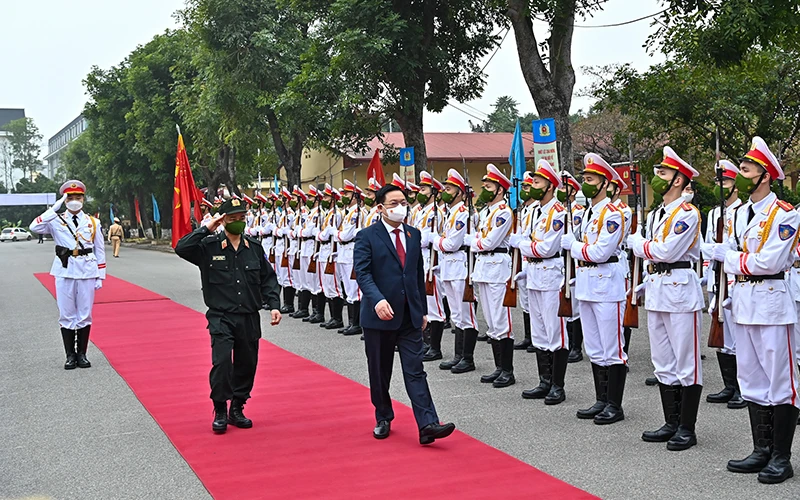 Chủ tịch Quốc hội Vương Đình Huệ duyệt đội danh dự Bộ Tư lệnh Cảnh sát cơ động tại lễ đón.
