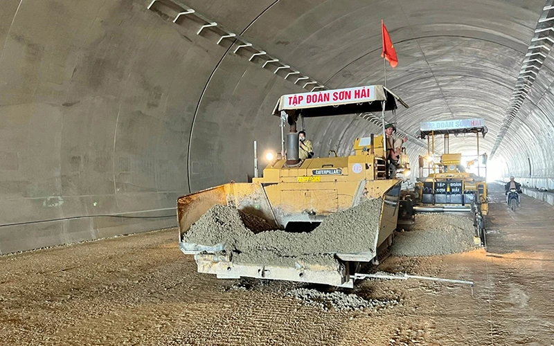 Nhà thầu Tập đoàn Sơn Hải triển khai thi công lớp cấp phối đá dăm gia cố xi-măng nền hầm Tam Điệp, thuộc gói thầu 10-XL, dự án đường cao tốc bắc-nam đoạn Mai Sơn-quốc lộ 45.