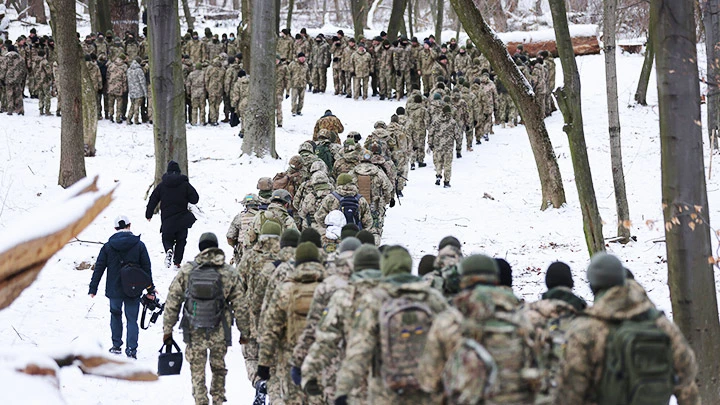 Quân đội Ukraine tham gia một cuộc tập trận tại ngoại ô Thủ đô Kiev. Ảnh: GETTY IMAGES