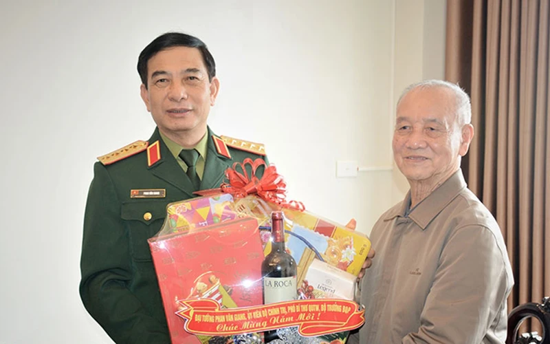 Đại tướng Phan Văn Giang tặng quà Tết Đại tướng Phạm Văn Trà. Ảnh: Báo Quân đội nhân dân