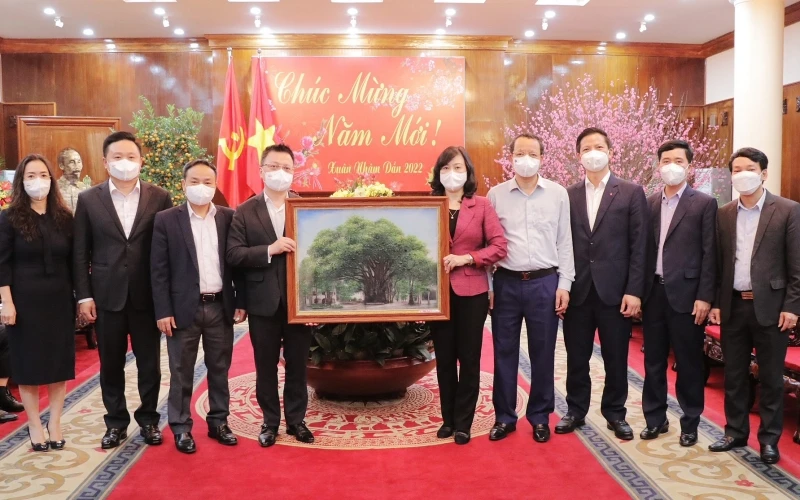 Các đồng chí lãnh đạo tỉnh tặng quà lưu niệm cho Đoàn công tác Báo Nhân Dân.