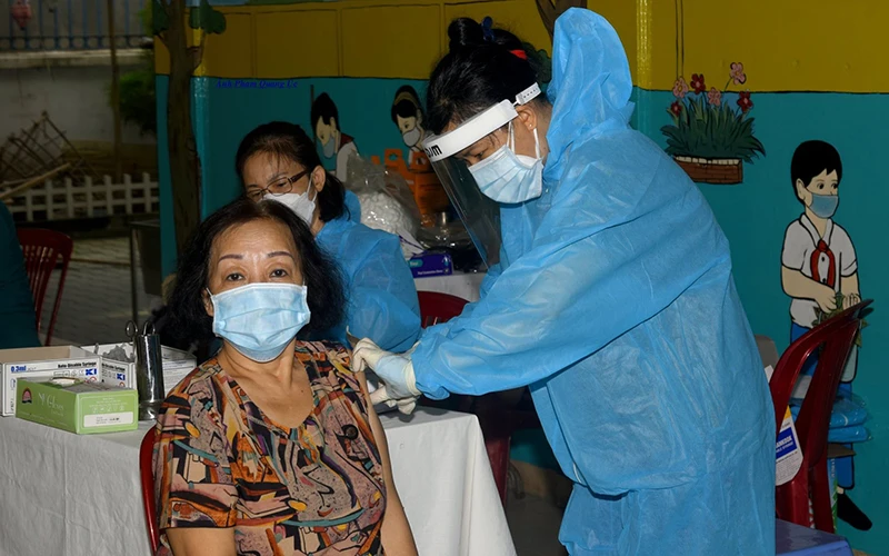 Tiêm vắc-xin mũi 3 cho người dân quận Phú Nhuận, thành phố Hồ Chí Minh. Ảnh: VÕ MẠNH HẢO