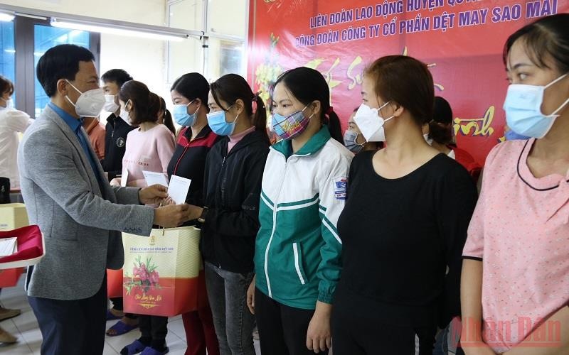 Liên đoàn Lao động tỉnh Thái Bình trao quà Tết cho công nhân lao động tại Công ty cổ phần dệt may Sao Mai, huyện Quỳnh Phụ.