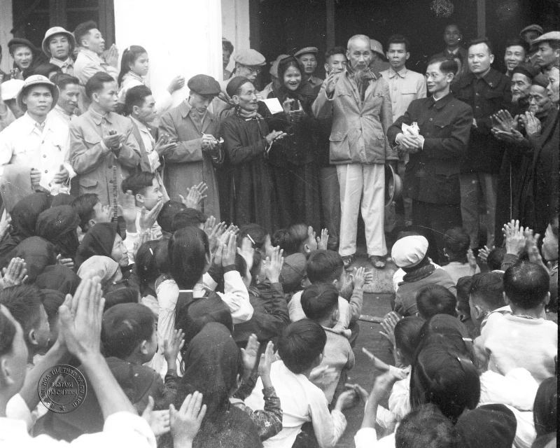 Chủ tịch Hồ Chí Minh thăm và chúc Tết đồng bào xã Việt Hưng, huyện Gia Lâm, thành phố Hà Nội sáng mùng 1 Tết, ngày 8/2/1958. (Ảnh tư liệu trưng bày tại triển lãm)