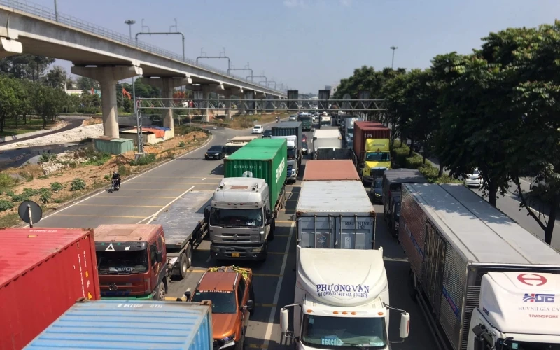 Ô-tô, xe container ùn ứ trên xa lộ Hà Nội (TP Hồ Chí Minh) trong ngày 27/1.