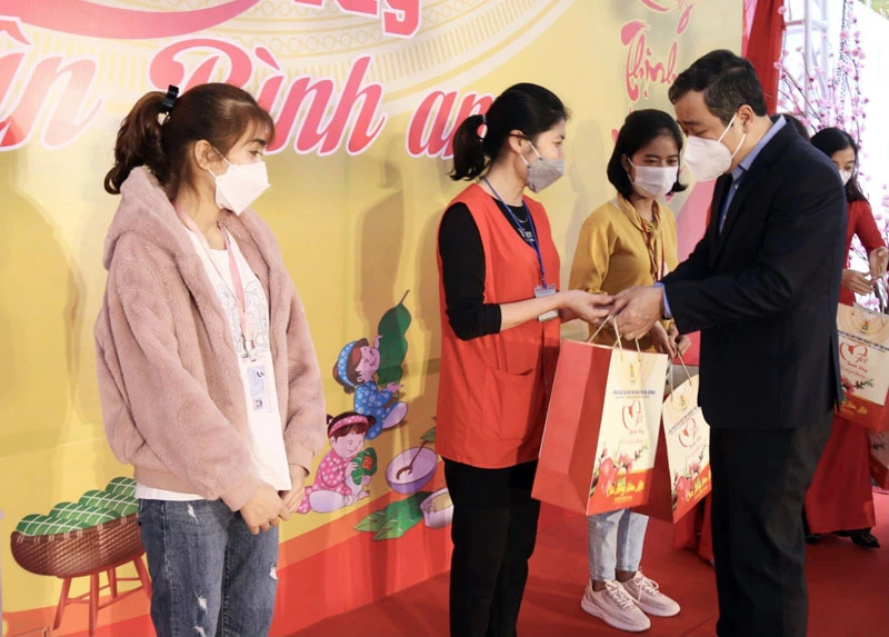 Bí thư Tỉnh ủy Thái Bình Ngô Đông Hải trao quà Tết cho công nhân khu công nghiệp Nguyễn Đức Cảnh (thành phố Thái Bình).