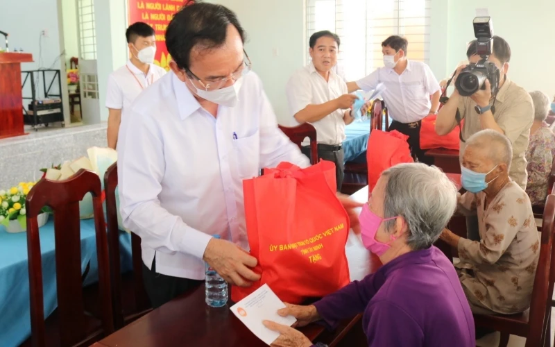 Đồng chí Nguyễn Văn Nên, Ủy viên Bộ Chính trị, Bí thư Thành ủy TP Hồ Chí Minh (bên trái) trao quà tặng người dân.