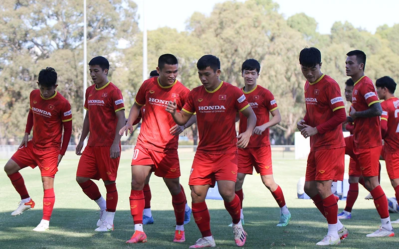Các cầu thủ Việt Nam chú trọng phòng ngự trước đối thủ Australia. Ảnh VFF