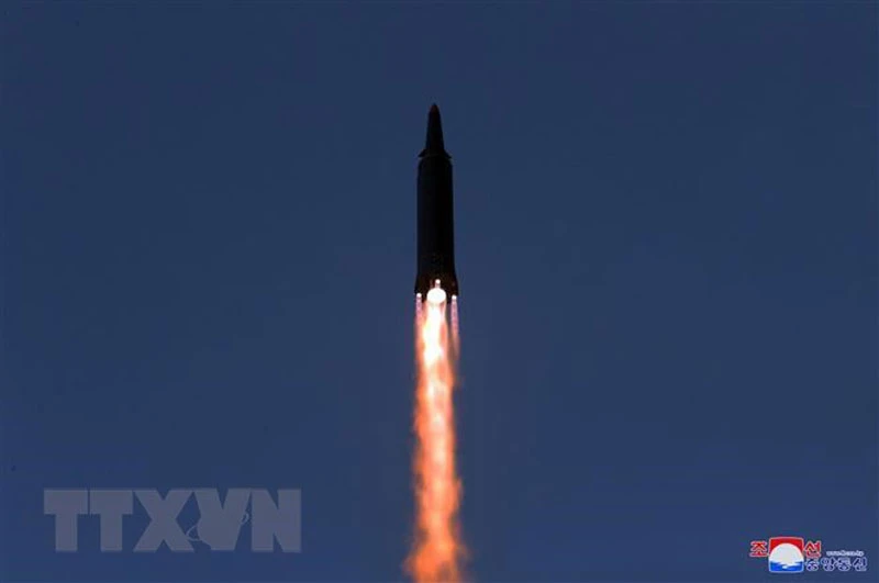 (Ảnh do Hãng thông tấn Trung ương Triều Tiên KCNA phát ngày 12/1): Vụ phóng thử tên lửa siêu vượt âm do Viện Khoa học Quốc phòng Triều Tiên thực hiện tại một địa điểm chưa xác định. (Ảnh: Yonhap/TTXVN)