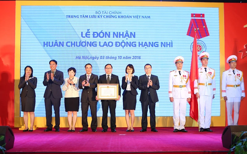 Trung tâm Lưu ký Chứng khoán Việt Nam đón nhận Huân chương lao động hạng Nhì năm 2016. Ảnh: VSD