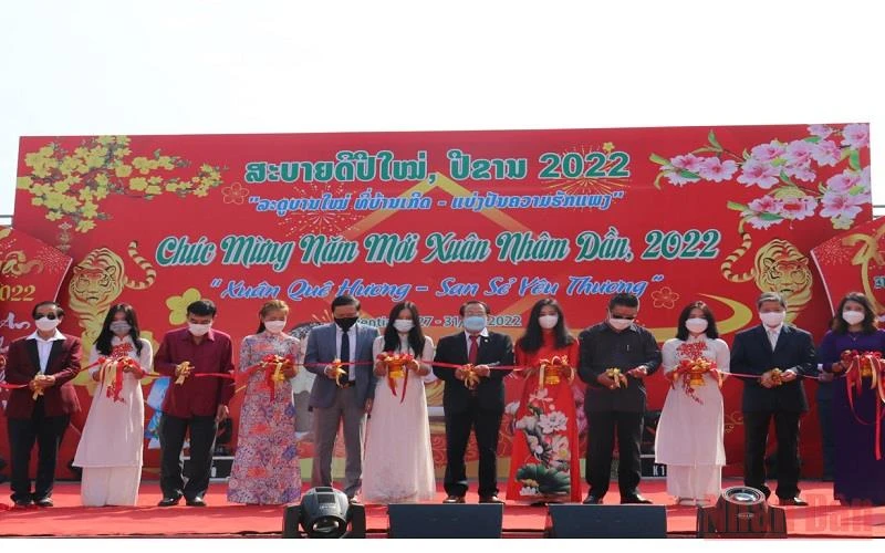 Lễ cắt băng khai mạc Hội chợ Xuân Nhâm Dần 2022 trong khuôn viên Trung tâm Văn hóa Việt Nam tại Lào ngày 27/1.