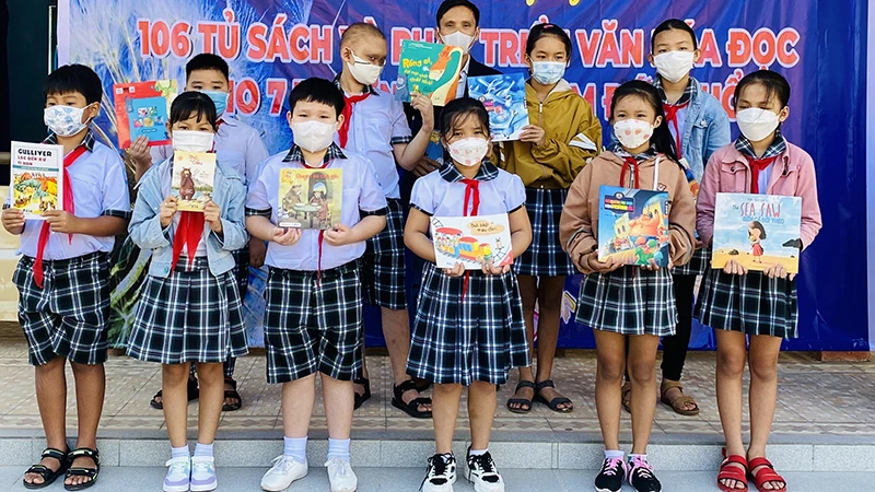 Trao tặng sách cho các em học sinh Trường Tiểu học Phổ Khánh.