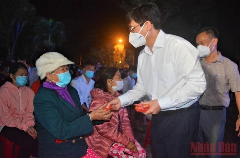Đồng chí Nguyễn Đình Trung, Ủy viên Trung ương Đảng, Bí thư Tỉnh ủy Đắk Lắk phát lì xì năm mới cho các người già neo đơn đang sinh sống tại trung tâm Bảo trợ xã hội tỉnh.