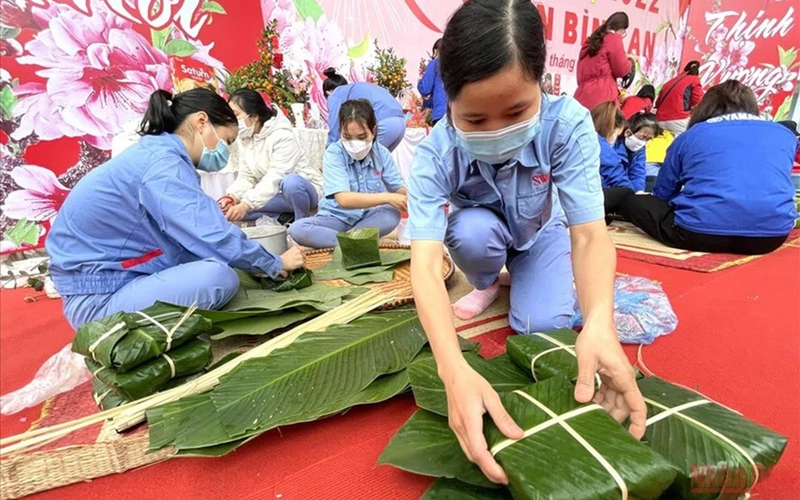Công nhân khu công nghiệp vui "Tết Sum vầy - Xuân bình an 2022" do Công đoàn các khu công nghiệp - chế xuất Hà Nội tổ chức.