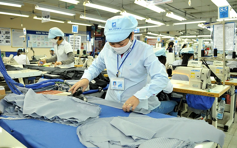 Công nhân may quần áo xuất khẩu tại Tổng công ty May 10 (Tập đoàn Dệt may Việt Nam).Ảnh: NGỌC MAI