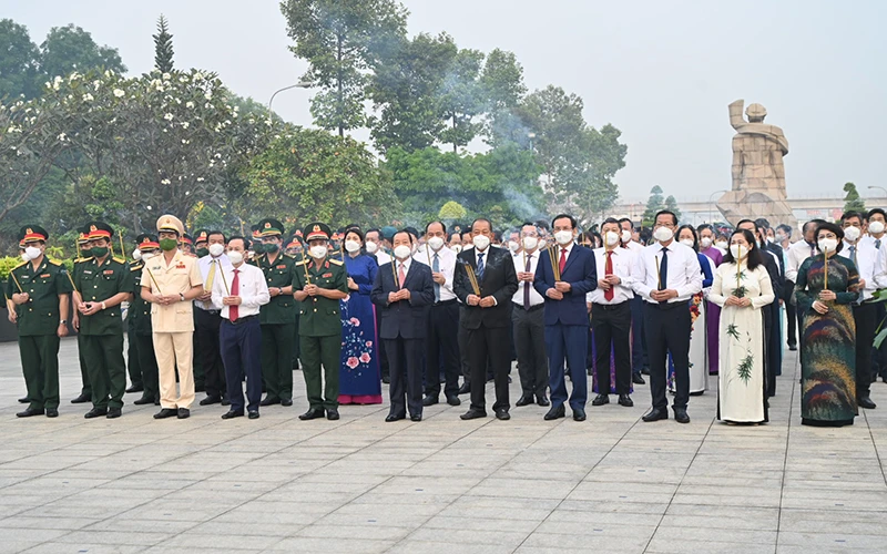 Các đại biểu dâng hương tại Nghĩa trang Liệt sĩ thành phố Hồ Chí Minh.