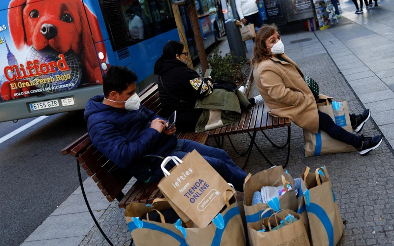 Người dân Tây Ban Nha tranh thủ mua sắm trong đợt giảm giá mùa đông ở Madrid, Tây Ban Nha, ngày 11/1/2022. (Ảnh: REUTERS)