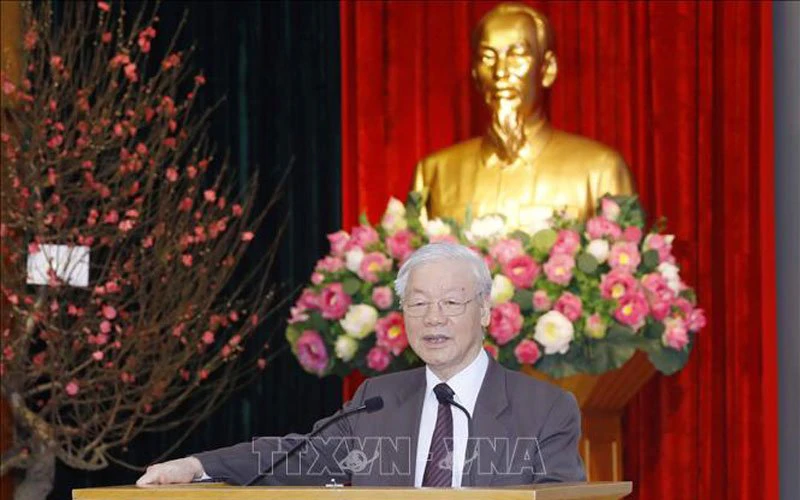 Tổng Bí thư Nguyễn Phú Trọng chúc Tết cán bộ, công chức, viên chức, người lao động Văn phòng Trung ương Đảng. (Ảnh: TTXVN)