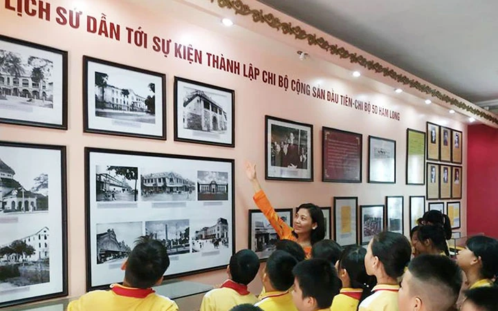 Các em học sinh tham quan di tích lịch sử 5D Hàm Long (Hà Nội), nơi gắn liền với cuộc đời hoạt động cách mạng của đồng chí Nguyễn Phong Sắc. Ảnh: NAM NGUYỄN