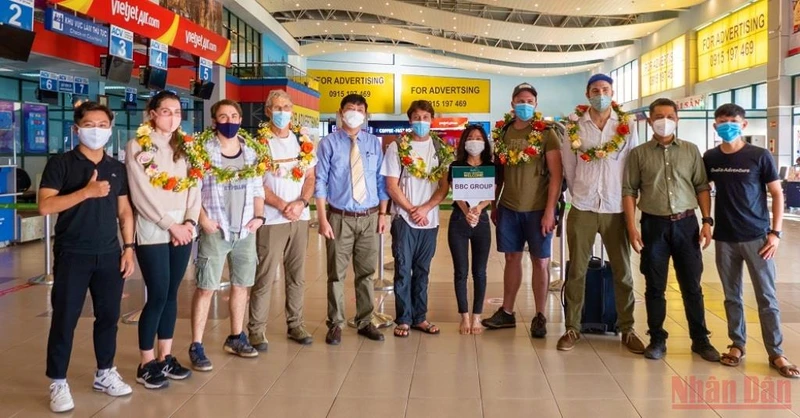 Đoàn khách nước ngoài đầu tiên đến Quảng Bình cũng là nhóm làm phim về Phong Nha-Kẻ Bàng. 