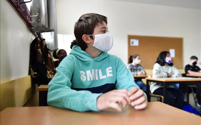 Ảnh minh họa: Học sinh đeo khẩu trang phòng lây nhiễm Covid-19 tại một lớp học ở Brussels, Bỉ. (Ảnh: AFP/TTXVN)