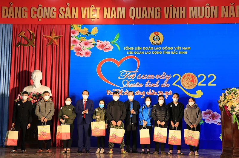 Chủ tịch Tổng Liên đoàn Lao động Việt Nam Nguyễn Đình Khang trao quà cho công nhân lao động.
