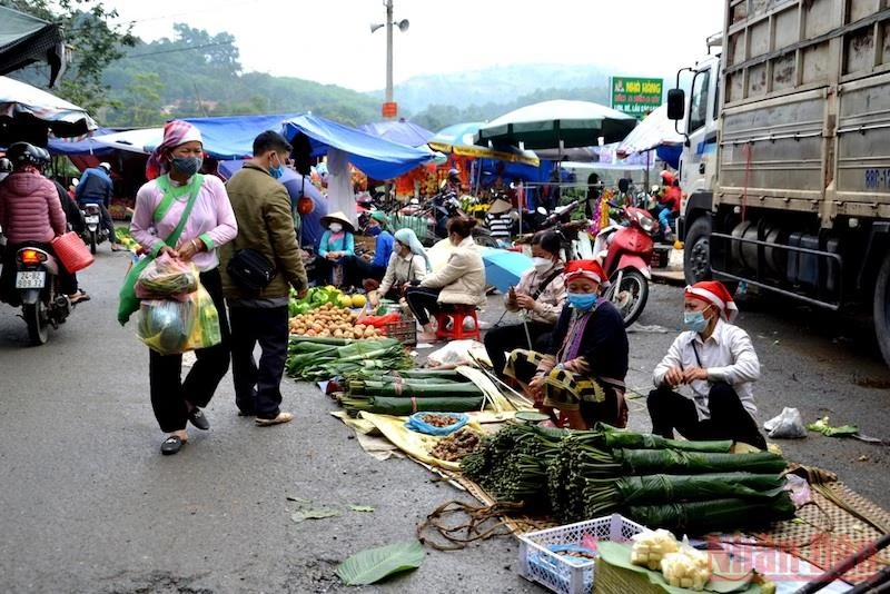 Sắc màu quyến rũ chợ phiên vùng cao ngày Tết