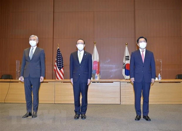 (Từ trái sang): Đặc phái viên hạt nhân của Mỹ Sung Kim cùng những người đồng cấp Nhật Bản Takehiro Funakoshi và Hàn Quốc Noh Kyu-duk tại cuộc gặp ở Tokyo, Nhật Bản. (Ảnh: AFP/TTXVN)