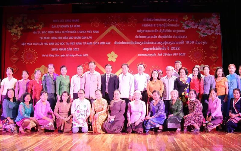 Đại sứ Nguyễn Bá Hùng (đứng thứ 9 từ trái sang) chụp ảnh lưu niệm cùng các cựu lưu học sinh Lào tại Việt Nam. (Ảnh: Duy Toàn)