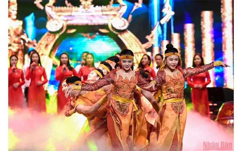 Tiết mục “Múa trống Vịnh xuân đất tổ” do nhóm nghệ sĩ trống Nhà hát Tuồng Việt Nam và vũ đoàn Hà Nội trẻ trình bày.