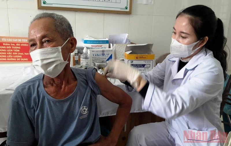 Tiêm vaccine mũi nhắc lại phòng Covid-19 cho người dân thành phố Thanh Hóa.