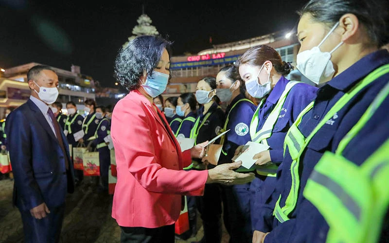 Đồng chí Trương Thị Mai trao quà Tết tặng công nhân vệ sinh đang thực hiện nhiệm vụ trong đêm giao thừa tại khu vực chợ Đà Lạt.