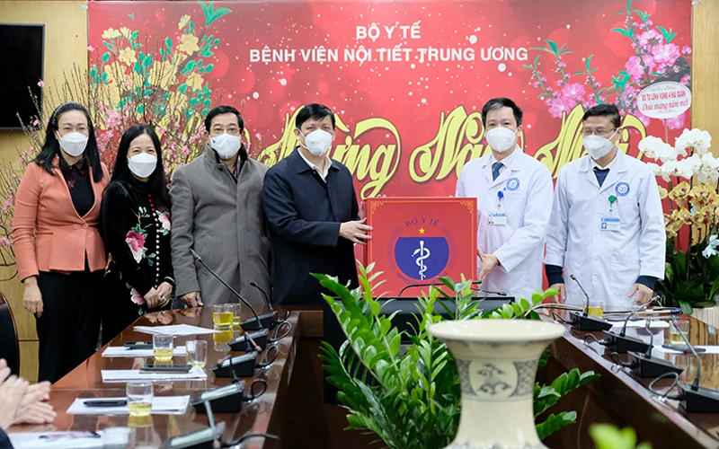 Bộ trưởng tặng quà, động viên cán bộ thầy thuốc Bệnh viện Nội tiết trung ương