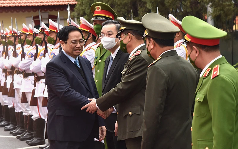 Thủ tướng Phạm Minh Chính thăm hỏi các đồng chí lãnh đạo thành phố, Bộ Công an và Ban Giám đốc Công an thành phố Hà Nội.