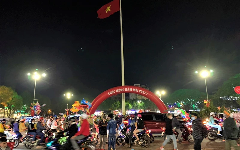 Nhiều người dân ở Đắk Lắk đổ về khu vực Ngã 6 Buôn Ma Thuột vui chơi chờ đón Giao thừa Xuân Nhâm Dần 2022.
