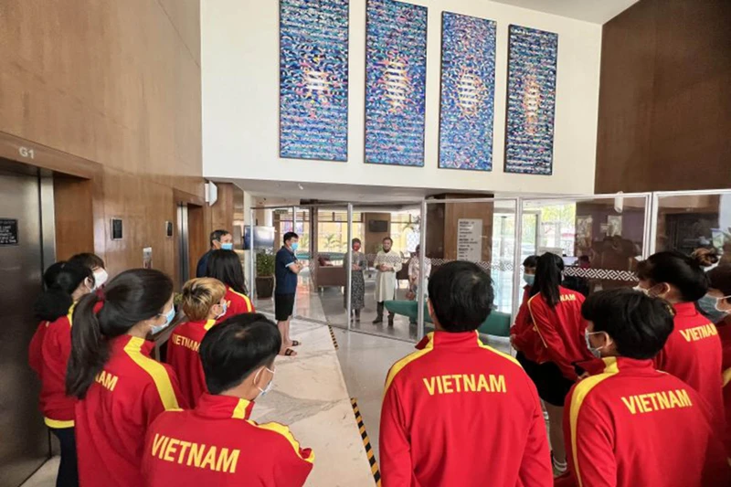 Đội tuyển nữ Việt Nam gặp mặt đại diện Lãnh sự quán Việt Nam tại Mumbai. (Ảnh: VFF)
