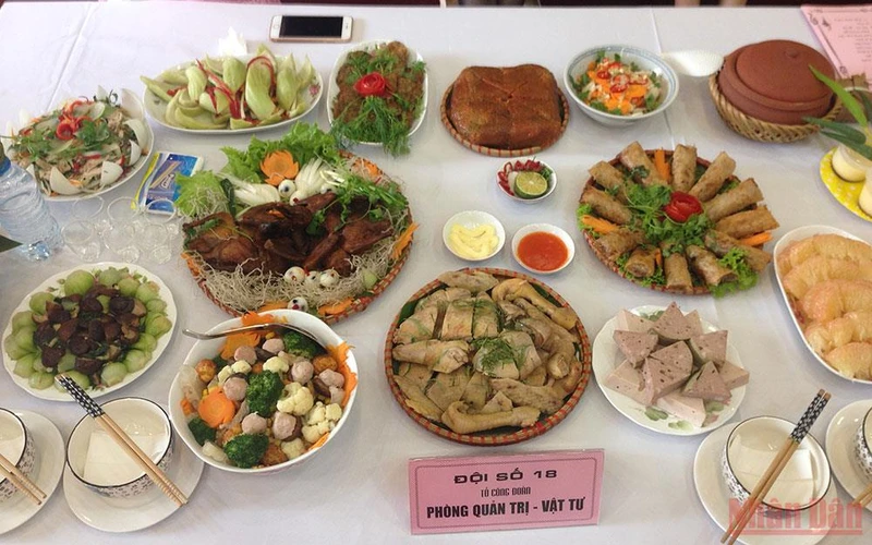 Trình bày các món ăn trong một cuộc thi nấu cỗ Tết.