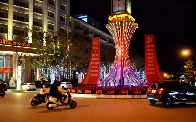 Đường phố Lào Cai trang hoàng rực rỡ ánh đèn màu đón giao thừa năm mới.