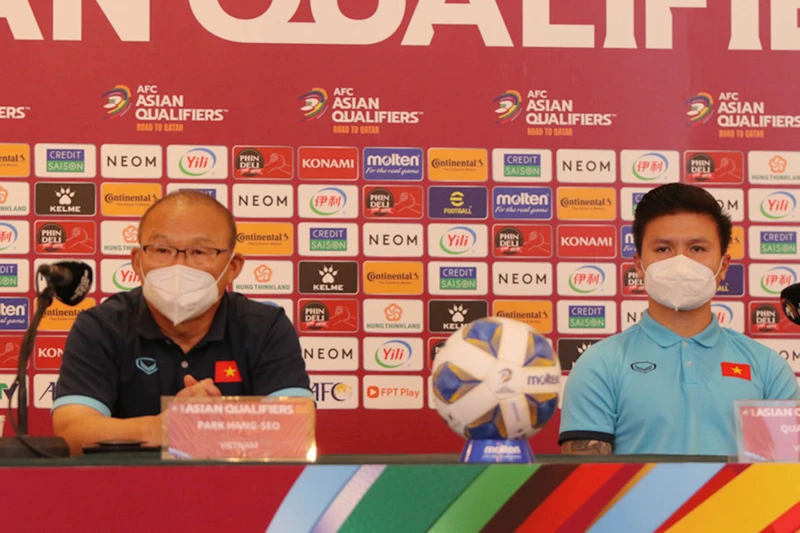 HLV Park Hang-seo và Quang Hải dự buổi họp báo trước trận gặp Trung Quốc. (Ảnh: VFF)