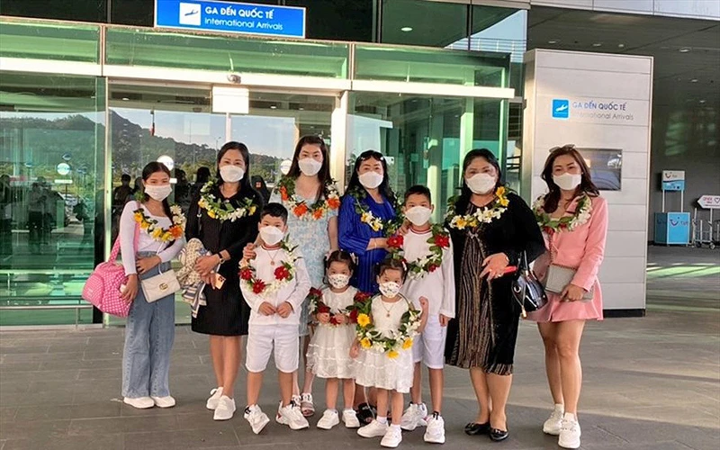Du khách Lào tới Phú Quốc nghỉ dưỡng theo chương trình mở cửa thí điểm bằng hộ chiếu vaccine (Ảnh: Tổng cục Du lịch)