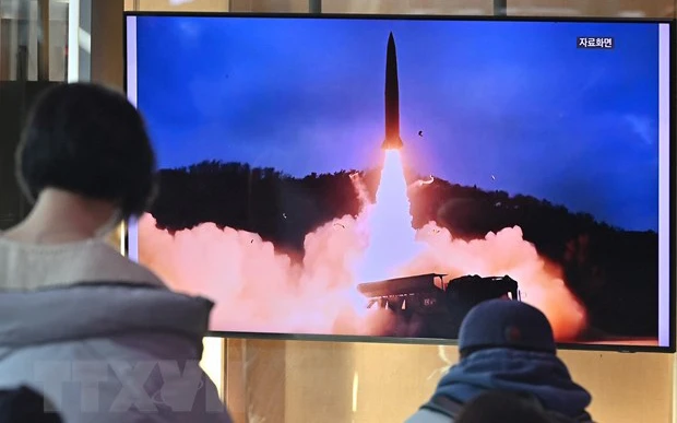 Người dân theo dõi qua truyền hình ở nhà ga Seoul (Hàn Quốc) về vụ phóng thử vật thể được cho là tên lửa đạn đạo của Triều Tiên, ngày 30/1. (Ảnh: AFP/TTXVN)